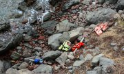 Traces of refugee boat landings in Lesbos. (© picture-alliance/dpa)