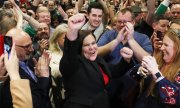 Die Sinn-Féin-Parteivorsitzende Mary Lou McDonald lässt sich nach ihrem Wahlerfolg feiern. (© picture-alliance/dpa)