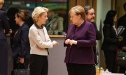 Председатель Еврокомиссии Урсула фон дер Ляйен беседует с канцлером Ангелой Меркель. (© picture-alliance/dpa)