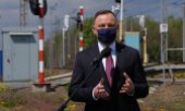 Le président polonais, Andrzej Duda, informe la presse du report de la date du scrutin.  (© picture-alliance/dpa)
