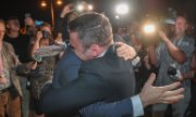 René Wilke (left), Mayor of Frankfurt (Oder), hugs Mariusz Olejniczak, Mayor of Słubice (Poland) on June 13, 2020, on the occasion of the reopening of the border. (© picture-alliance/dpa)