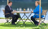 At one of the many bilateral discussions before the summit German Chancellor Angela Merkel met with her Italian counterpart Giuseppe Conte at Schloss Meseberg. (© picture-alliance/dpa)