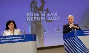 Věra Jourová, commissaire européenne en charge des Valeurs et de la transparence et Didier Reynders, commissaire à la Justice, présentent le rapport sur l'Etat de droit. (© picture-alliance/dpa)