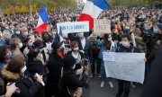 "Gegen die Barbarei" und "Ich bin Lehrer" steht auf den Schildern dieser Demonstranten an der Pariser Place de la République. (© picture-alliance/dpa)
