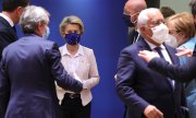 Ursula von der Leyen entourée des chefs d'Etat et de gouvernement de l'UE, le 10 décembre à Bruxelles. (© picture-alliance/dpa/Olivier Matthys)
