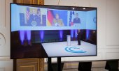 Elize Sarayı'nda konferansın naklen yayını (19 Şubat). (© picture-alliance/dpa/Benolt Tessier)