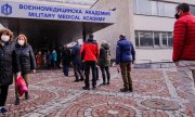 Warteschlange vor einem Impfzentrum in Sofia. (© picture-alliance/Denislav Stoychev)