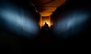 Social isolation, financial worries and stress due to working from home and homeschooling are affecting many people's mental health. (© picture-alliance/dpa/Julian Stratenschulte)