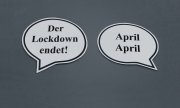 "- Les restrictions ont été levées !" "- Poisson d'avril". (© picture-alliance/Sascha Steinach)