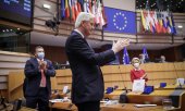Michel Barnier, the EU's chief Brexit negotiator since 2016, receives a standing ovation in the European Parliament on April 27. (© picture-alliance/dpa)