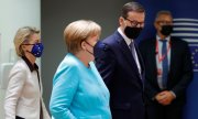 La présidente de la Commission, Ursula von der Leyen, la chancelière allemande, Angela Merkel et le Premier ministre polonais, Mateusz Morawiecki, le 24 juin à Bruxelles. (© picture-alliance/Olivier Matthys)