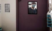 A staff member at the Bichat-Claude Bernard hospital in Paris. (© picture-alliance/Lewis Joly)