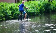 Ein Kind in den Straßen Krakaus, aufgenommen nach heftigen Unwettern am 9. Juli 2021. (© picture-alliance/Beata Zawrzel)