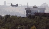 Ein Hubschrauber der U.S. Air Force während der Evakuierungsflüge aus Kabul. (© picture-alliance/ASSOCIATED PRESS/Rahmat Gul)