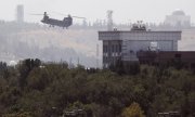 Un hélicoptère de l'US Air Force achemine des personnes de l'ambassade américaine vers l'aéroport. (© picture-alliance/ASSOCIATED PRESSRahmat Gul)