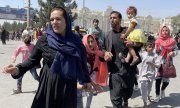 A family runs towards Kabul airport on 16 August 2021 (© picture alliance/Associated Press/Shekib Rahmani)