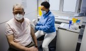 A man getting his third jab in Zurich. (© picture-alliance/KEYSTONE/MICHAEL BUHOLZER)