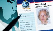 Международный ордер на арест в отношении Джулиана Ассанжа от 2010 года. (© picture-alliance/ZB/Штефан Зауэр)