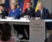 Der ukrainische Präsident Selenskyj, Deutschlands damalige Kanzlerin Merkel, Frankreichs Präsident Macron und Russlands Präsident Putin (von links) bei einem Gipfel zum Ukraine-Konflikt Ende 2019. (© picture-alliance/Russian Look/Kremlin Pool)