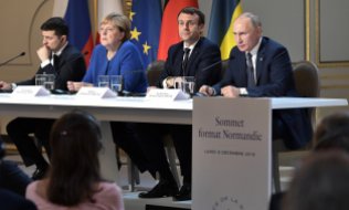 Ukrainian President Volodymyr Zelensky, foremer German chancellor Angela Merkel, French President Emmanuel Macron and Russian President Vladimir Putin (from left) at a summit on the Ukraine conflict in late 2019. (© picture-alliance/Russian Look/Kremlin Pool)