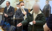 Le verdict contre Anwar R. (à droite sur la photo) n'est pas final. La compétence universelle permet de poursuivre les auteurs des crimes les plus graves indépendamment du lieu où ils ont été commis et de la nationalité des auteurs ou des victimes. (© picture alliance/dpa/dpa Pool/Thomas Frey)