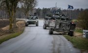 Schwedische Militärfahrzeuge patroullieren am 16. Januar auf der Insel Gotland.  (© picture alliance/TT NEWS AGENCY/Karl Melander)