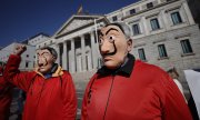 Archive image of protests outside the Spanish parliament's Chamber of Deputies. (© picture alliance / AA / Burak Akbulut)