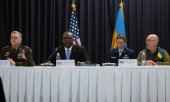 US Secretary of Defence Austin (second from left) and his Ukrainian counterpart Resnikov (right) on 26 April 2022 in Ramstein. (© picture alliance/ZUMAPRESS.com/Chad J. McNeeley)