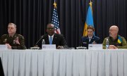 Министр обороны США Ллойд Остин (второй слева) и его украинский коллега Алексей Резников (справа) в ходе совещания на авиабазе Рамштайн 26 апреля 2022 года. (© picture alliance/ZUMAPRESS.com/Чад Дж. Макнили)