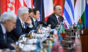 Schon beim Treffen der Nato-Außenminister in Berlin am 15.5.2022 hatte der türkische Minister Mevlüt Çavuşoğlu (re.) den Widerstand seines Landes angekündigt. (© picture alliance / ASSOCIATED PRESS  Bernd von Jutrczenka)