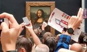 Pasta saldırısının ardından Mona Lisa, 29 Mayıs 2022. (© picture alliance/ASSOCIATED PRESS/Uncredited)