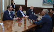 Президент Сербии Александр Вучич (на переднем плане слева) и российский посол в Белграде Александр Боцан-Харченко (на переднем плане справа). (© picture alliance/AA/Милош Мисков)