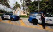 Des policiers devant Mar-a-Lago, la propriété de Donald Trump, le 9 août 2022. (© picture alliance/EPA/CRISTOBAL HERRERA-ULASHKEVICH)