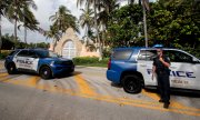 9 августа 2022 года: сотрудники полиции перед резиденцией Мар-а-Лаго во Флориде. (© picture alliance/EPA/Кристобаль Эррера-Улашкевич)