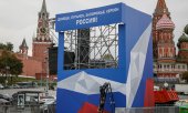 Preparations for celebrating the annexation on the Red Square on 29 September 2022. The poster reads "Donetsk, Luhansk, Zaporizhzhiya, Kherson - Russia!". (© picture alliance/EPA/SERGEI ILNITSKY)