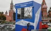 Красная площадь, 29 сентября 2022 года: подготовка к празднованию присоединения новых территорий. Надпись сверху: Донецк, Луганск, Запорожье, Херсон - Россия!". (© picture alliance/EPA/Сергей Ильницкий)
