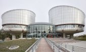 Strasbourg'daki Avrupa İnsan Hakları Mahkemesi. (© picture alliance/KEYSTONE/CHRISTIAN BEUTLER)