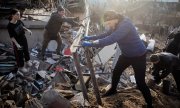 Clean-up operations in Kyiv after the attacks on New Year's Eve. (© picture alliance/EPA/MIKHAIL PALINCHAK)