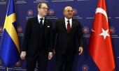 The foreign ministers of Sweden and Turkey, Tobias Billström (left) and Mevlüt Çavuşoğlu at a meeting in December 2022. (© picture alliance / ASSOCIATED PRESS / Ali Unal)