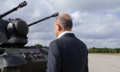German Chancellor Olaf Scholz, pictured in front of an anti-aircraft tank, has reportedly made Leopard tank deliveries contingent on the US supplying Abrams tanks. (© picture alliance/dpa/Marcus Brandt)
