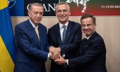 Von links: Recep Tayyip Erdoğan, Jens Stoltenberg und Schwedens Premier Ulf Kristersson am 10. Juli.  (© picture alliance / abaca / ABACA)
