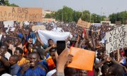 Les partisans du coup d'Etat manifestent contre la France, le 30 juillet à Niamey. (© picture alliance / AA / Balima Boureima)