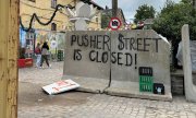 Pusher Street on 8 August. Residents had already staged protests against the gangs before the shooting. (© picture-alliance/dpa)