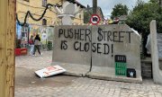 'Пушер-стрит закрыта!' - фото от 8 августа 2023 года. Инциденту предшествовали протесты жителей против засилья банд. (© picture-alliance/dpa)