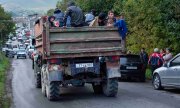 Around 30,000 refugees had arrived in Armenia by Tuesday and many more are on their way. (© picture alliance / ASSOCIATED PRESS / Gayane Yenokyan)