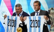Le président de la Fédération de football argentine, Claudio Tapia, et le ministre argentin de l'Economie, Sergio Massa. (© picture alliance/ASSOCIATED PRESS/Natacha Pisarenko)