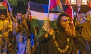 Активисты с палестинскими флагами 9 октября 2023 года в Дуйсбурге. (© picture-alliance/Йохен Так/)