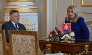 Robert Fico receives the mandate to form a government from President Zuzana Čaputová. (© picture-alliance/CTK Photo/Vaclav Salek)