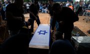 Funeral and memorial service for Alon Shamriz, one of the three hostages who were shot dead. (© picture alliance / ASSOCIATED PRESS / Ohad Zwigenberg)