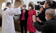 A homosexual couple receives a priest's blessing in a Catholic service in Germany in 2021. (© picture alliance/dpa / Felix Hörhager)